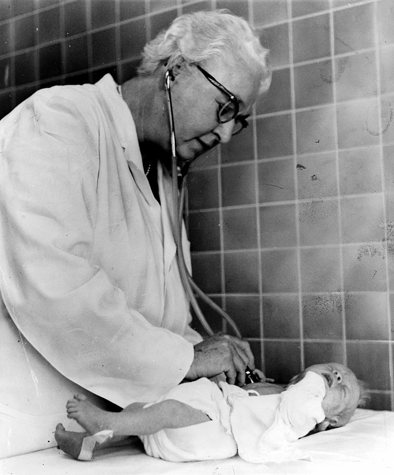 Вирджиния Апгар с новорожденным, 1966 год.