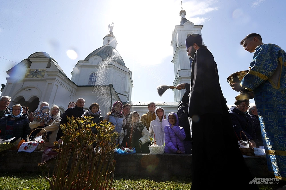 Освящение пасхальных куличей на Пасху.
