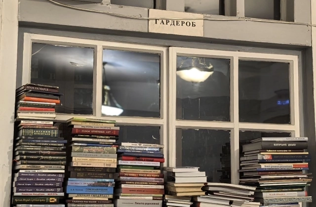 Книги занимают всё пространство.