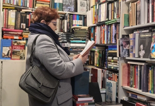 Читатели могут проводить в лавке часы.