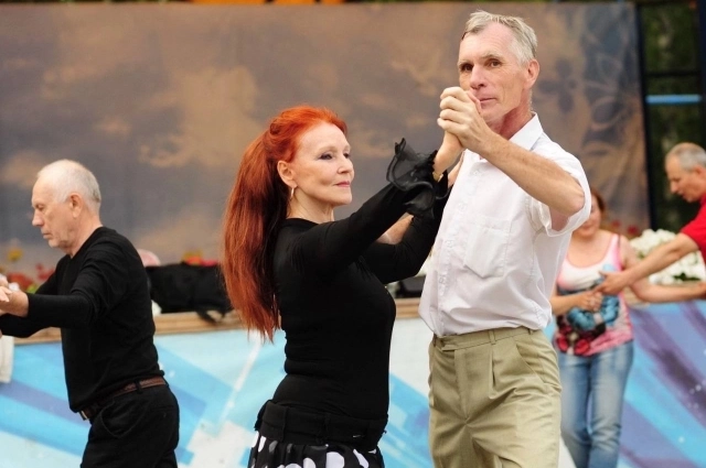 Модель также активно занимается бальными танцами.