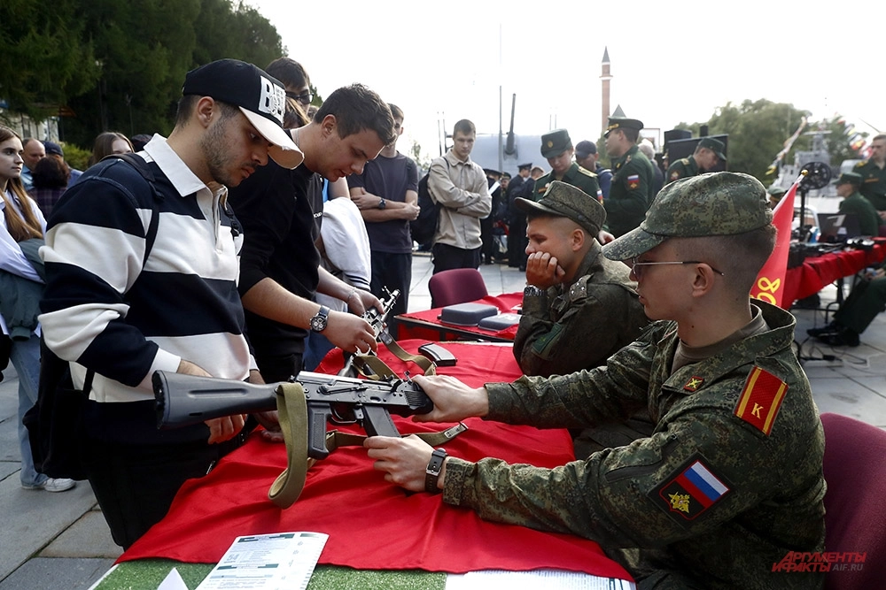 Слёт военных институтов страны на Поклонной горе: защита Родины в центре внимания