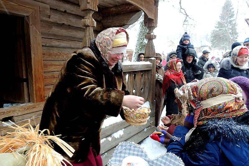 По традиции ряженые ходят по домам, поздравляют с праздником и получают сладости и угощения.