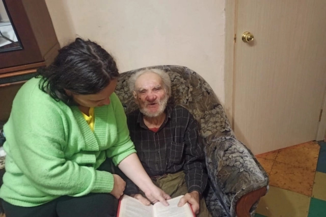 Валентина ухаживает за дедом, как за родным.