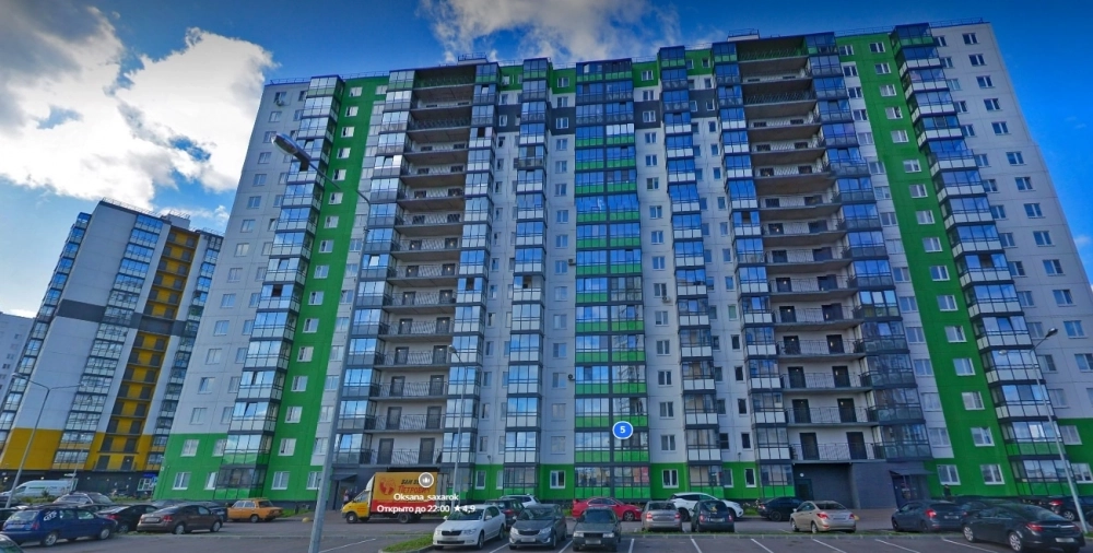 С верхнего этажа этого дома и прыгнула женщина.