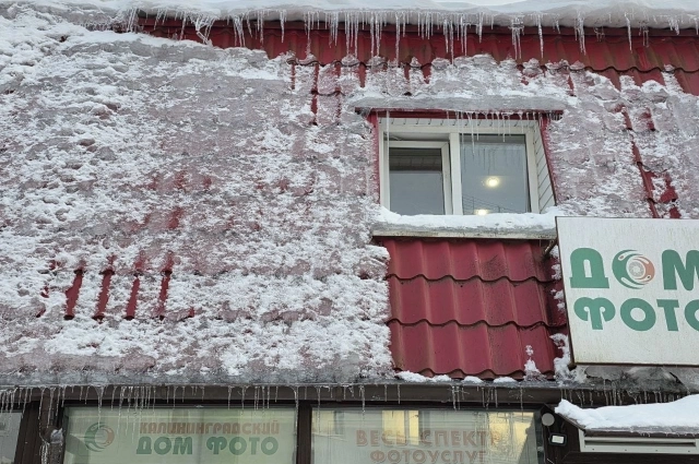 Практически на каждом здании сотни сосулек