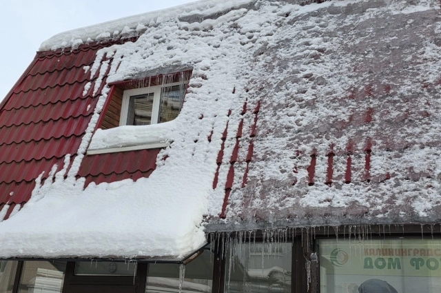 Практически на каждом здании сотни сосулек