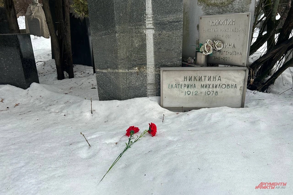 Могила Николая Никитина на Новодевичьем кладбище Москвы.