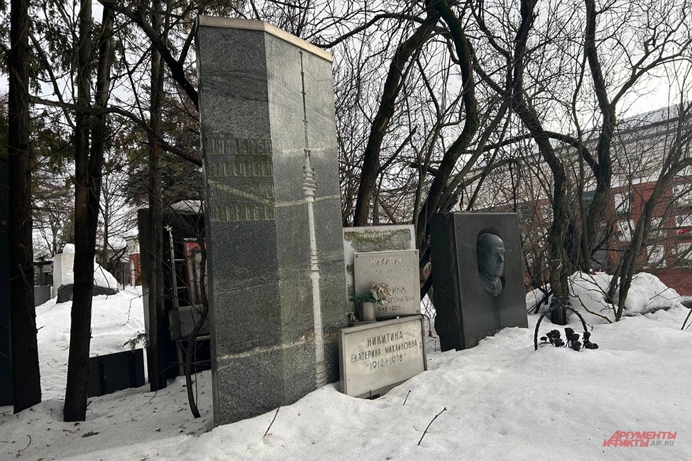 Могила Николая Никитина на Новодевичьем кладбище Москвы.
