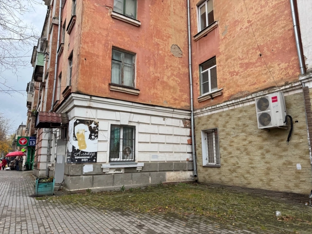 Фасады старых домов на улице Чичерина тоже нуждаются в обновлении.