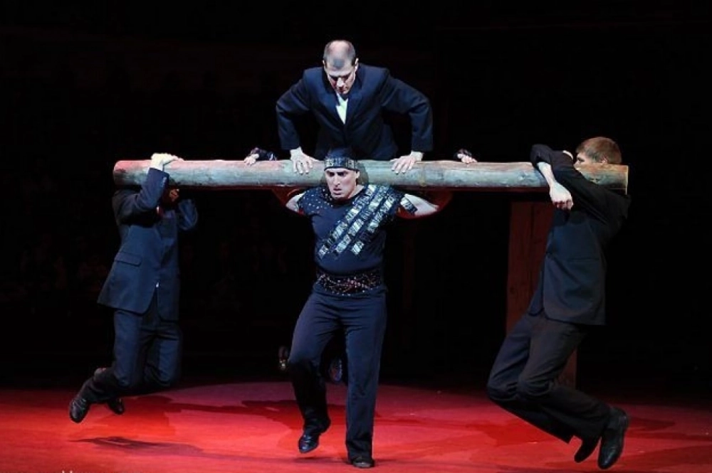 Сергей на манеже почти 40 лет и в его репертуаре много сложнейших трюков.