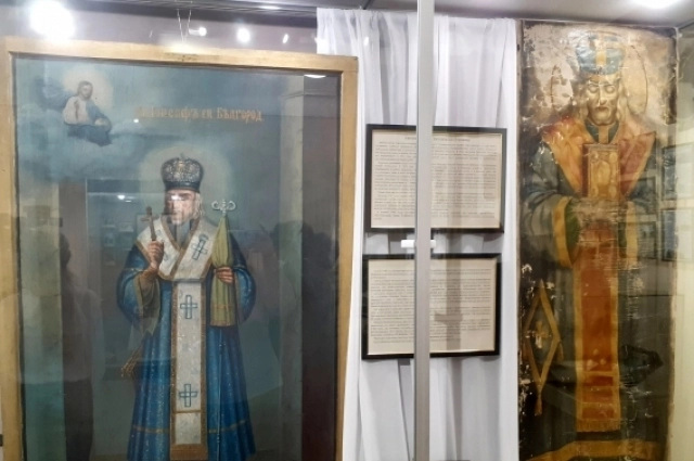 Плащаница(справа) и икона Святителя Иоасафа, епископа Белгородского, чудотворца.