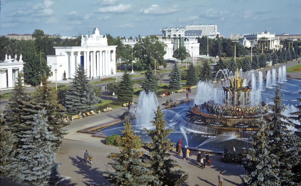ВДНХ СССР (Выставка достижений народного хозяйства СССР). Открыта 16 июня 1959 года. Вид на павильоны «Профтехобразование», «Советская культура» и другие.