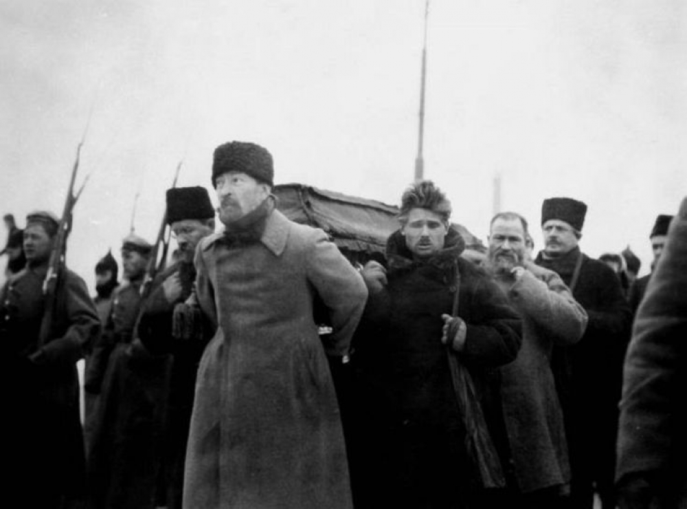 Похороны Ленина. Впереди Дзержинский и Сапронов, за ними слева — Лев Каменев.