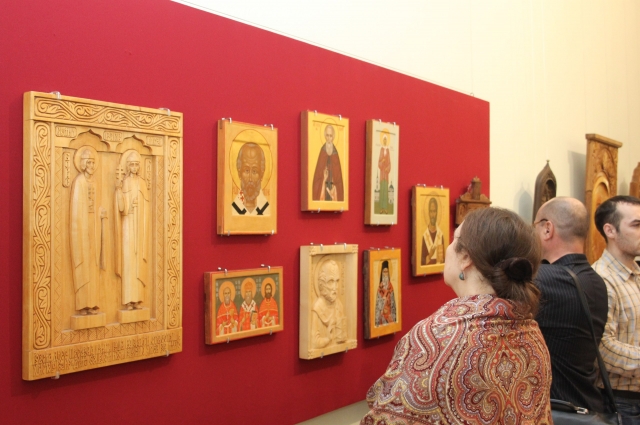 В омских музеях проходят выставки резных икон.