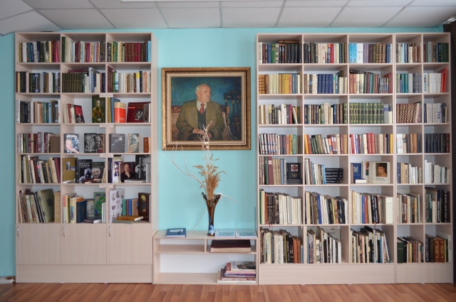 Библиотека родного для актёра Муромцевского района.