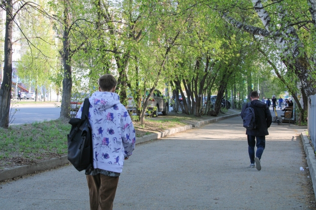 Прохожий может позвонить в скорую.