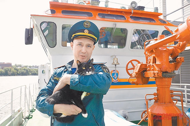 Механик пожарного корабля Андрей Пинижанинов и психолог-водолаз Багира, для своих – Муся (слева) – друзья и коллеги. 