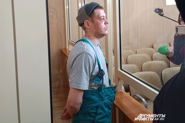 В суд мужчину доставили в той же одежде, в которой он был при задержании — по его словам, это произошло на работе.