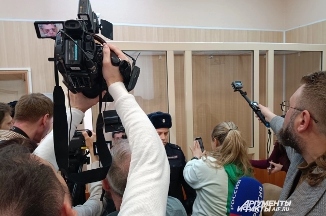 Обстановка в зале заседания.
