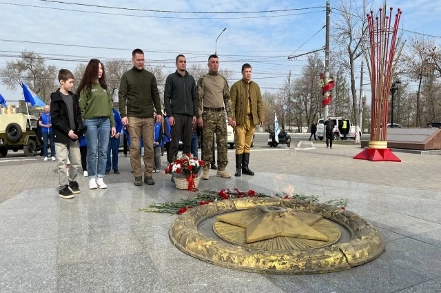Первая остановка у мемориала «Вечный огонь» на проспекте Победы.