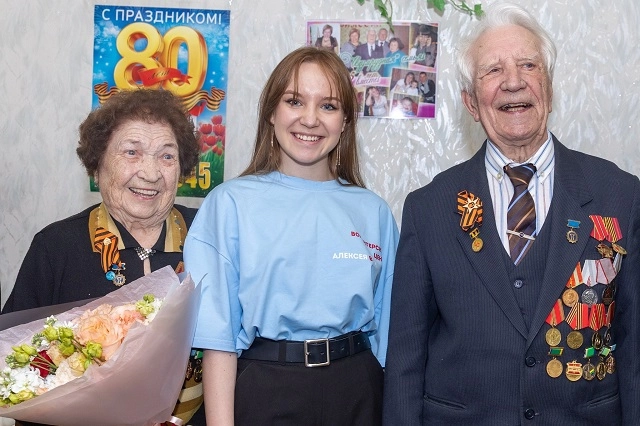 В Екатеринбурге юные волонтёры поздравили ветеранов в канун Дня Победы