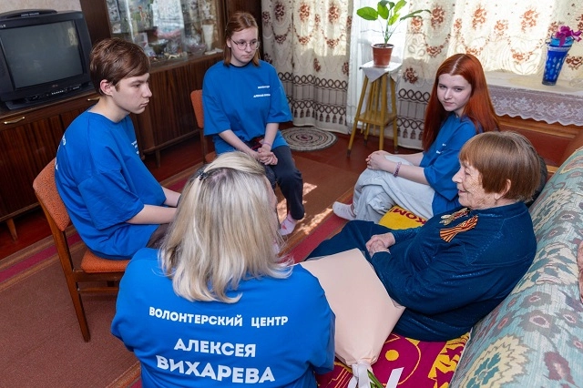 В Екатеринбурге юные волонтёры поздравили ветеранов в канун Дня Победы