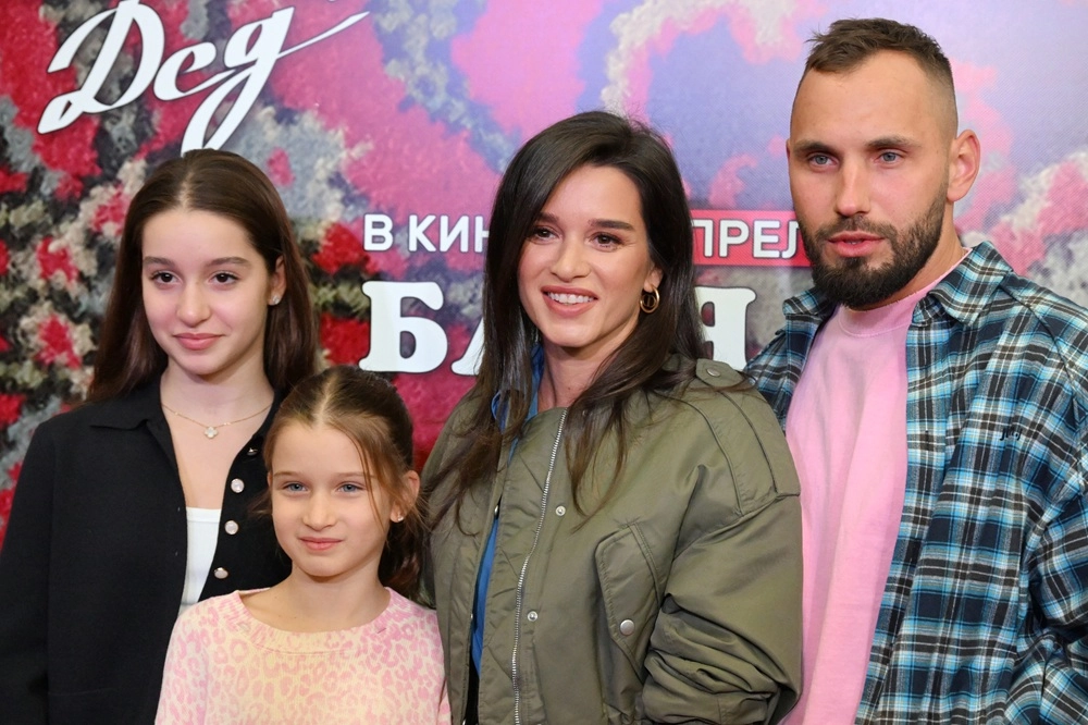 Телеведущая Ксения Бородина с детьми и блогер Николай Сердюков.