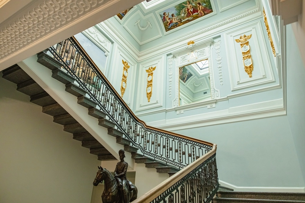 Парадная лестница (залинковать https://nasledie.aif.ru/TVER_IMPERIAL_TRAVEL_PALACE/tour/ ) Тверского императорского дворца. Фото из проекта «Наше наследие. Сохраненное и возрожденное» https://nasledie.aif.ru/