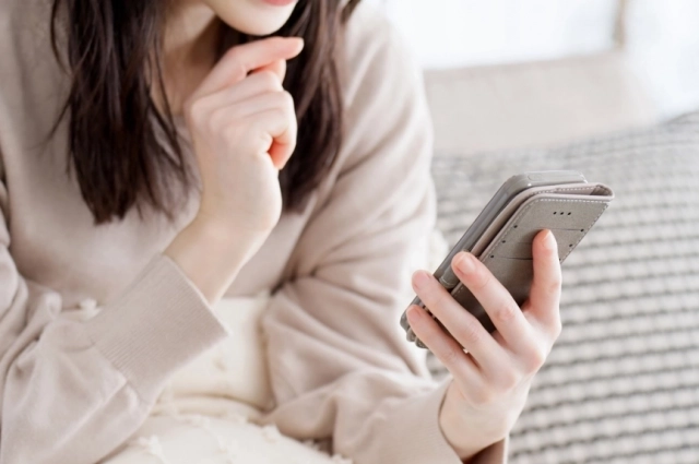 Девочка сидела в телефоне в 4 утра, это не понравилось ее брату.