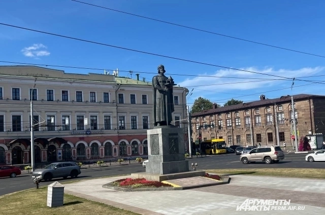 С Богоявленской площади начинаются обзорные экскурсии по городу