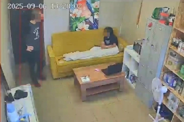 Девушка сразу не поняла, кто вошел в дверь. 