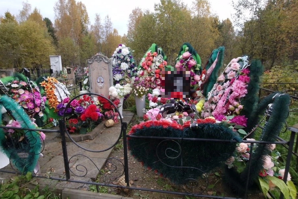 Девушку-спортсменку похоронили рядом с родственницей.