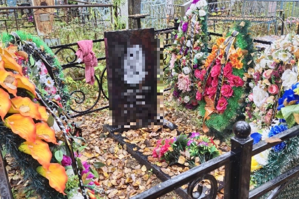 Могила погибшего Миши утопает в цветах. 