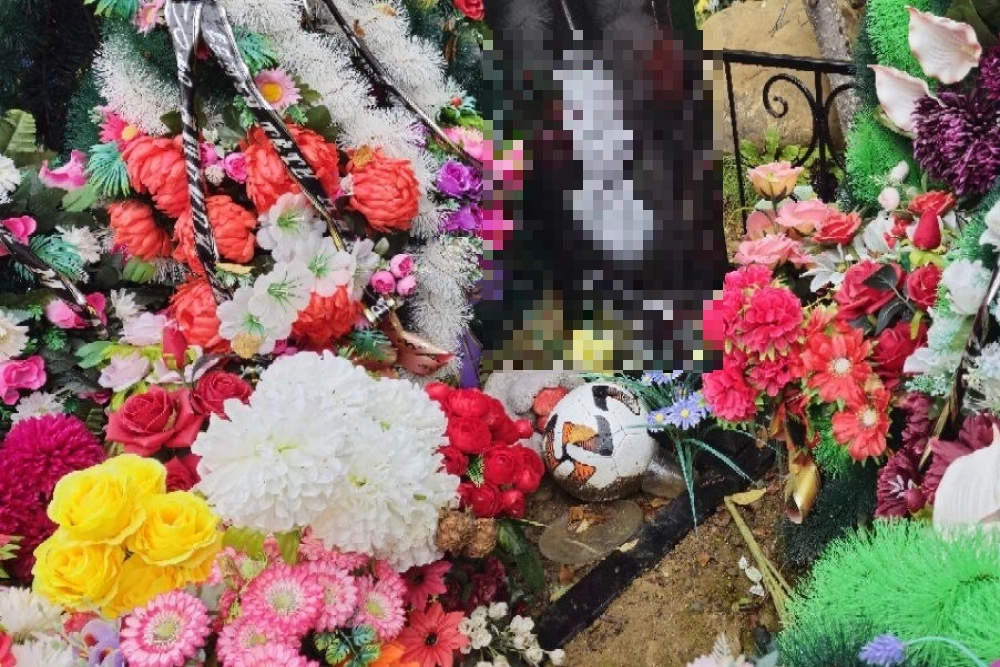 На плиты детей положили их спортивные мячи. 