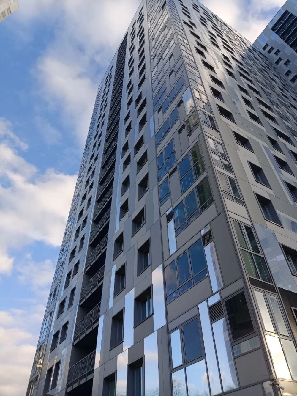 В доме на Революции, 52В 25 этажей.