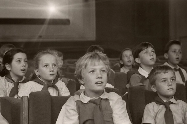 Утром и днём в кинотеатре показывали детские фильмы. 