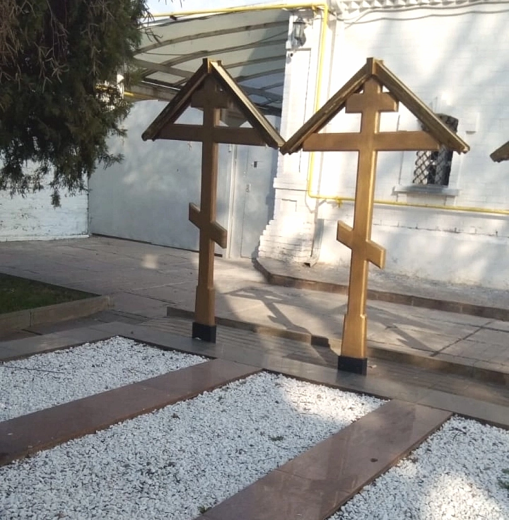 Могила Меланьи Карповны и Надежды, жены атамана Платова.