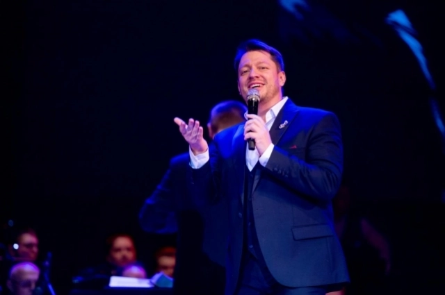 Лауреат международных конкурсов Евгений Добров поздравит женщинг своим выступлением.