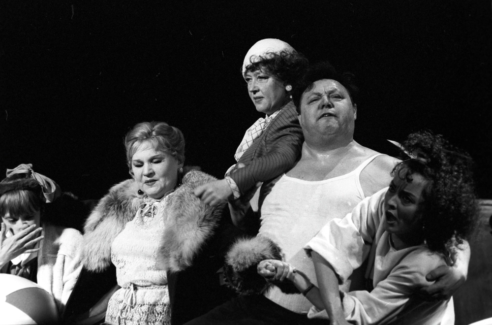 Нина Гуляева (третья справа) и Вячеслав Невинный в спектакле  «Перламутровая Зинаида», 1988 г. 