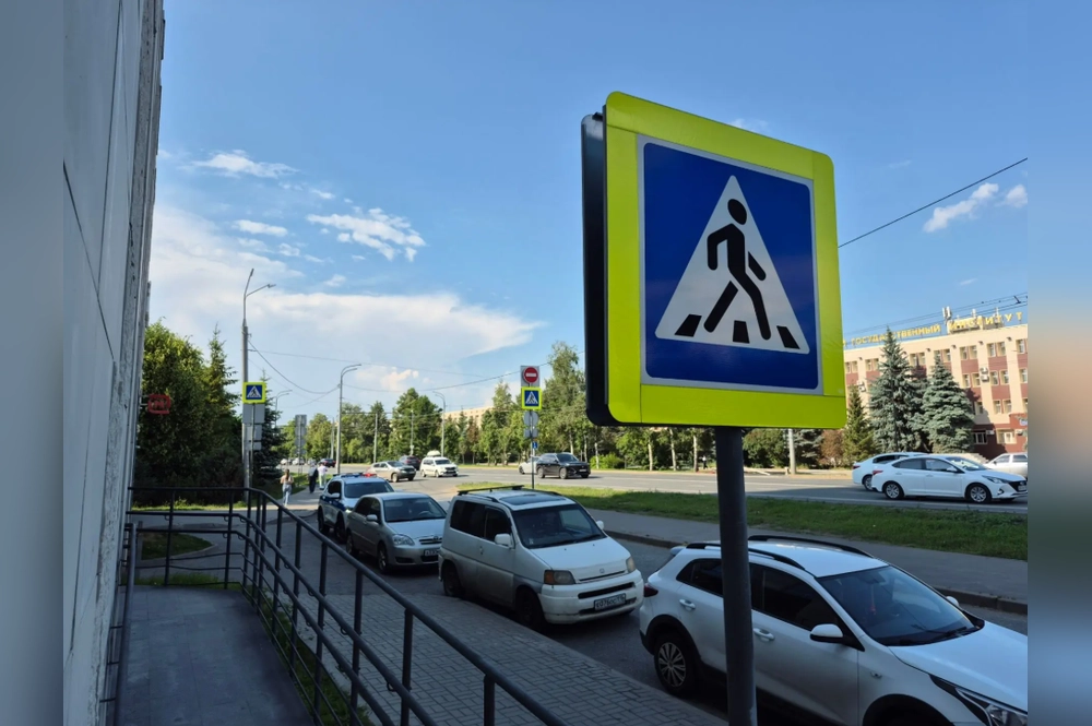 Улицы города патрулируют полицейские.