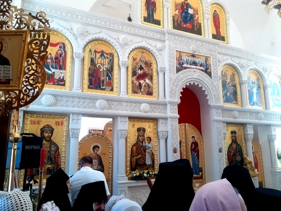 В храме установлен уникальный каменный иконостас.
