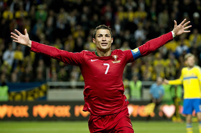 Криштиану Роналду радуется голу в ворота сборной Швеции в решающем матче
