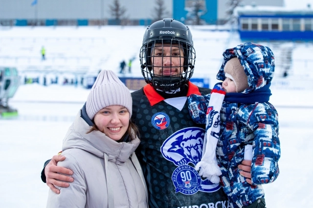 Родители берут маленького сына на хоккейные матчи.