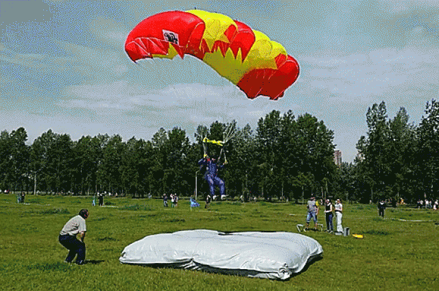Со 2 по 5 июля в пригороде Красноярска состоятся полеты сибирских парашютистов.