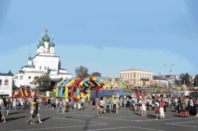 На Воскресенской площади проходили основные мероприятия Дня города.