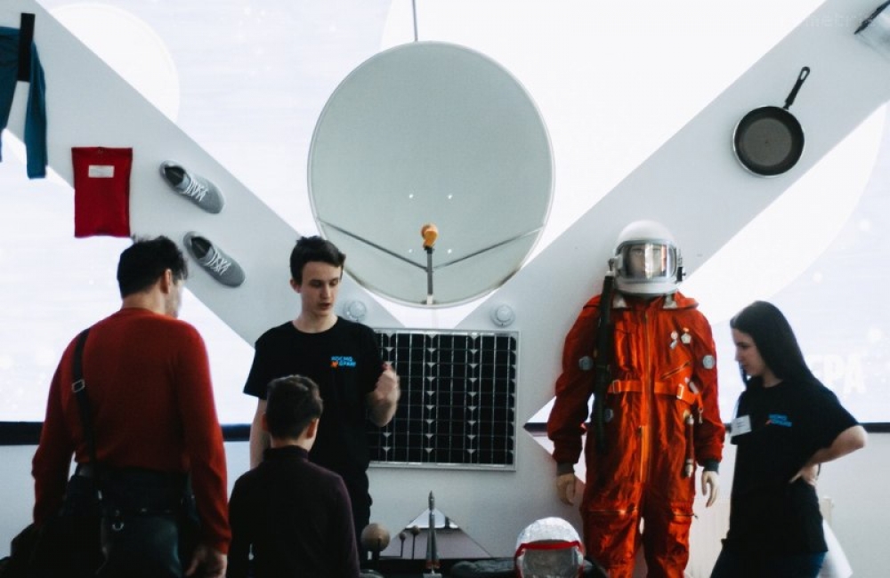 Посетителям выставки покажут скафандры космонавтов.