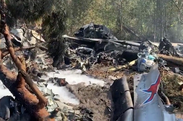 Обломки на месте крушения опытного образца военно-транспортного самолета Ил-112В 