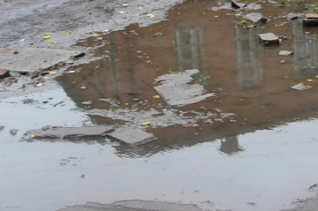 Часто заборы вынуждают пермяков идти по грязи.