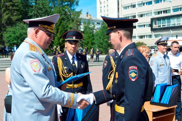 В Екатеринбурге 130 лейтенантам полиции вручили дипломы об образовании